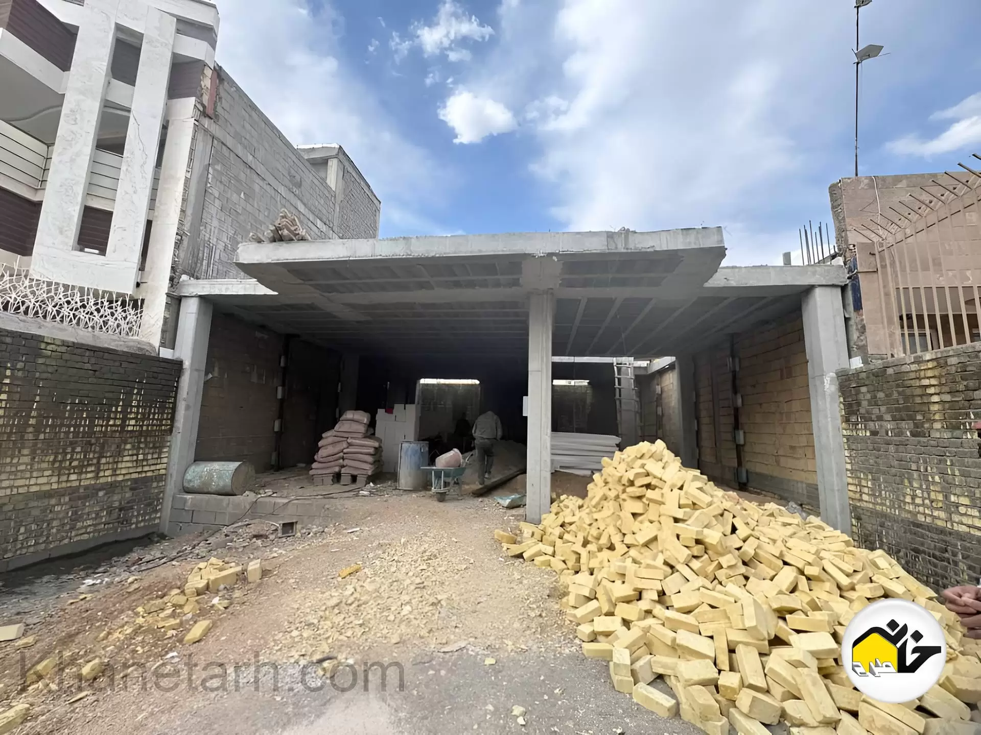 نمای ساختمان یک طبقه قبل از طراحی با جانپناه ۲ متری برای روف گاردن طراحی نمای ساختمان